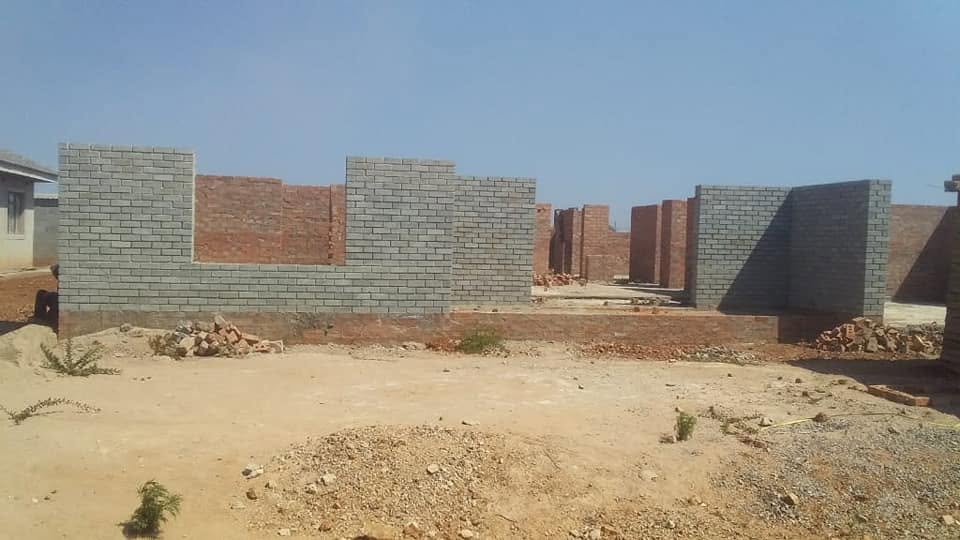 Dual-Tone Face-Brick Superstructure